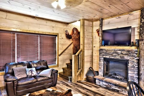 House, Multiple Beds, Balcony, Garden View (Sasquatch Inn) | Living area