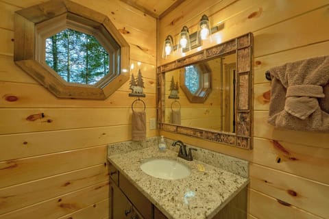 House, Multiple Beds, Hot Tub, Pool View (Adventure Lodge) | Bathroom | Towels