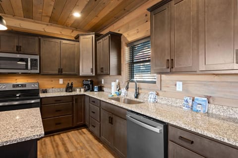 House, Multiple Beds, Balcony, Garden View (The Phoenix) | Private kitchen