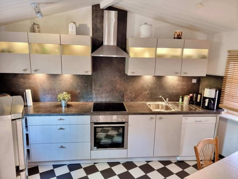 Voll ausgestattete Küche