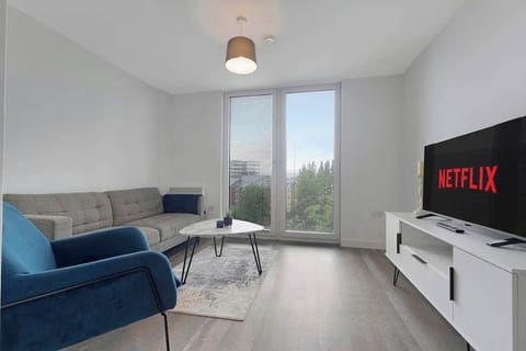 Spacious living room equipped with a  SMART TV with Netflix and plenty of space to sit down and relax.