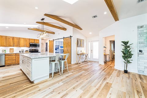Kitchen: Enjoy cooking in style amid modern appliances and warm wooden accents!
