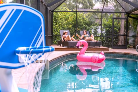 Poolside fun with floating flamingo, basketball hoop & sun loungers – perfect for relaxing or playing!