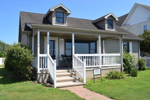 Updated Chincoteague Cape Cod-style home, PET FRIENDLY!