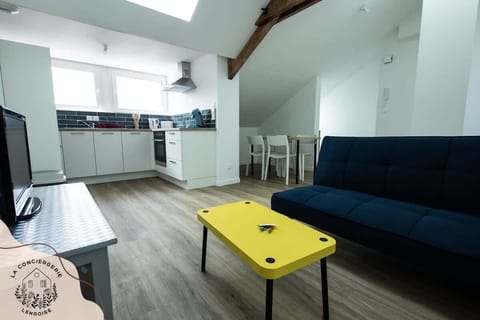 SALON OUVERT SUR LA CUISNE ET SALLE A MANGER
