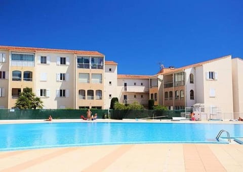 La piscine de la résidence offre un acdre agréable et sécurisée, un véritable atout pour vos loisirs et votre confort.