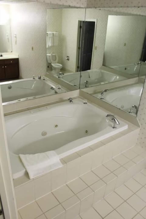 King Room with Spa Bath | Desk, blackout drapes, soundproofing, free WiFi