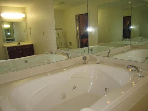 King Room with Spa Bath | Desk, blackout drapes, soundproofing, free WiFi