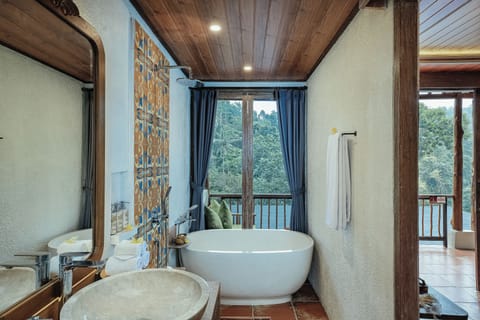 Deluxe Room with Jungle View and 10 minutes Foot or Shoulder Massage | Bathroom | Bidet