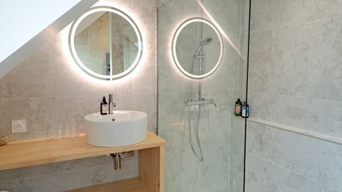 Luxury Double Room, Ensuite | Bathroom | Shower, free toiletries, hair dryer, towels