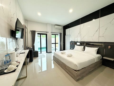 Grand Superior Pool Access Room | In-room safe, free WiFi