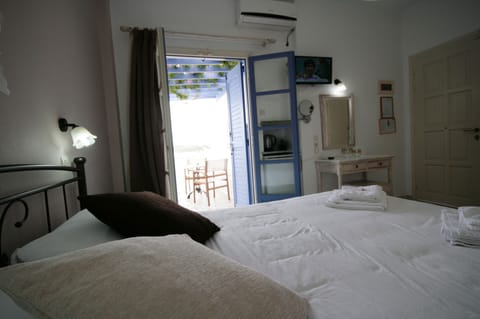Triple Room | In-room safe, iron/ironing board, free WiFi, bed sheets
