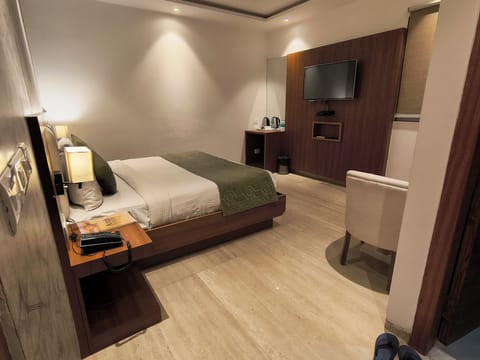 Economy Double Room | Desk, blackout drapes, soundproofing, iron/ironing board