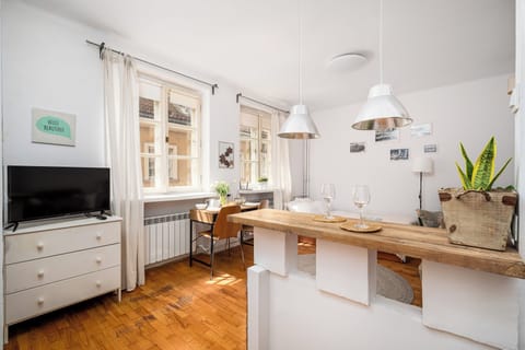Studio (5) | Living area | Flat-screen TV