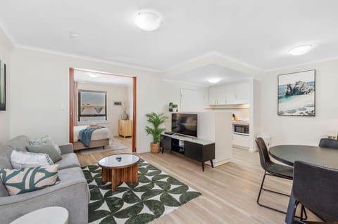 House | 1 bedroom, desk