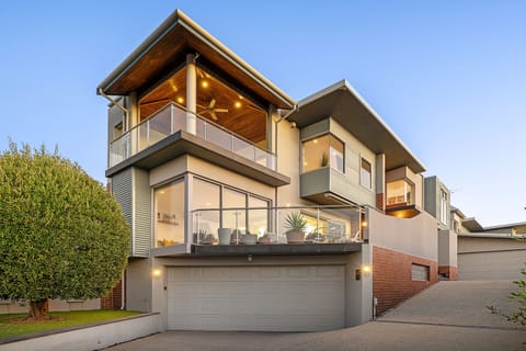House | 3 bedrooms, desk