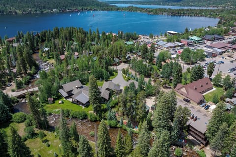 Rustic Cabin Downtown Grand Lake on the River and walking distance to Lake and Shops