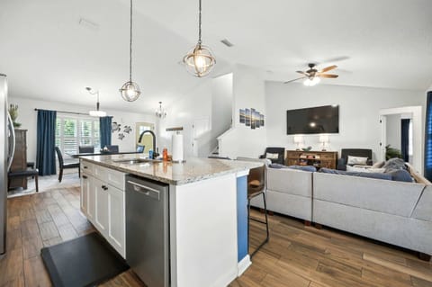 Fully equipped kitchen with additional counter seating