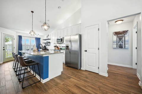 Fully equipped kitchen with additional counter seating