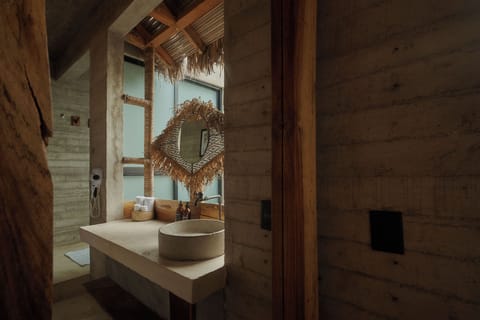 Deluxe Suite, 1 King Bed | Bathroom | Shower, free toiletries, hair dryer, towels