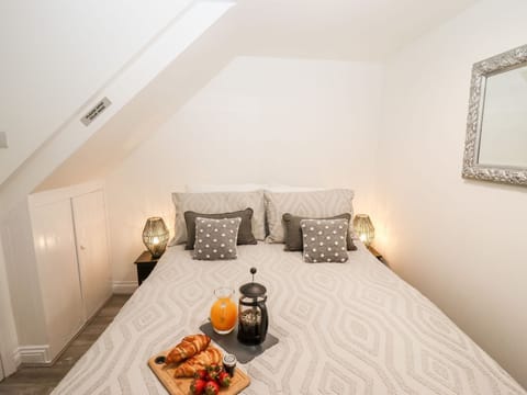 1 bedroom, individually decorated, individually furnished, free WiFi