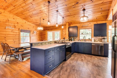Toccoa Vacation Rental | 3BR | 3BA | Step-Free Entry | 3,000 Sq Ft