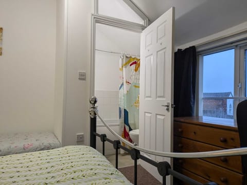 Double Room, Kitchenette, City View | Bathroom | Free toiletries, towels, soap, shampoo