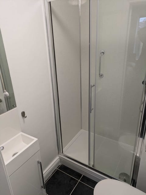 Double Room, Private Bathroom, City View | Bathroom | Free toiletries, towels, soap, shampoo