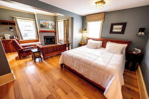 Unwind by the fireplace in a sunlit, cozy king retreat