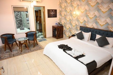 Luxury Double Room | Desk, free WiFi