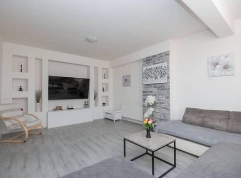 House (Four Bedroom Holiday Home with Swimmi) | Living room | 32-inch flat-screen TV with cable channels