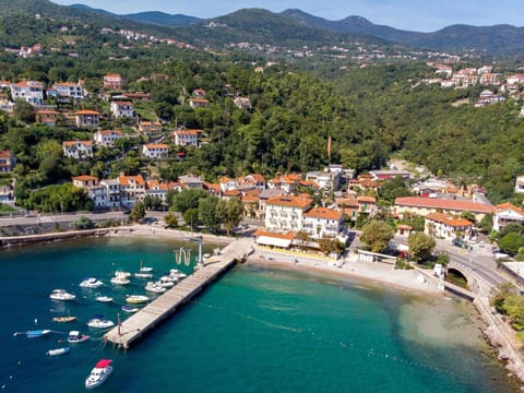 Body Of Water, Coast, Coastal And Oceanic Landforms, Summer, Bank, Sea, Shore, Tourist Attraction, Lake, Beach