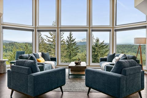 Rainier Vista: Luxury meets wild PNW beauty. Unforgettable experience. 