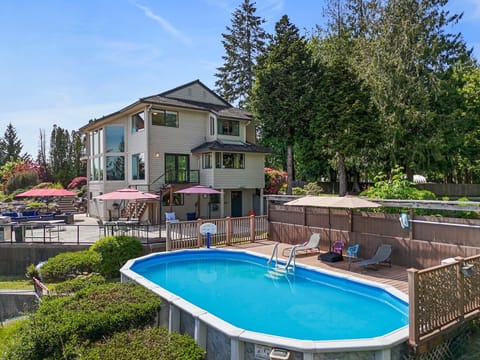 Relax by the pool! Sun, loungers, and stunning Rainier/Green River views.