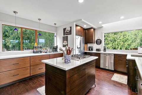 Chef's kitchen: Sun-drenched, 4-burner stove, inspiring views. Cook & create! 