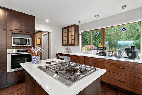 Enjoy the fully equipped kitchen!