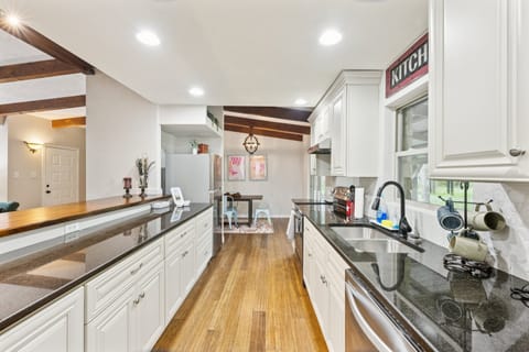 House, 3 Bedrooms | Private kitchen | Fridge, oven, coffee/tea maker, toaster