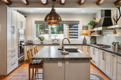 House, 3 Bedrooms | Private kitchen | Fridge, oven, coffee/tea maker, electric kettle