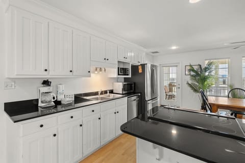 House, 4 Bedrooms | Private kitchen | Fridge, oven, coffee/tea maker, toaster