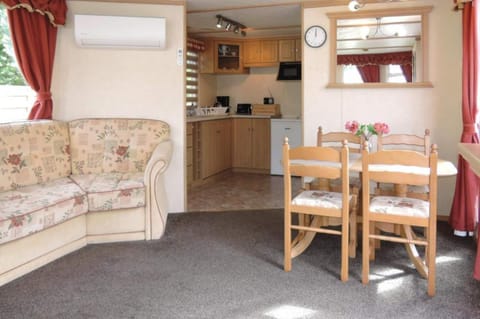 Mobile Home | Private kitchen | Highchair