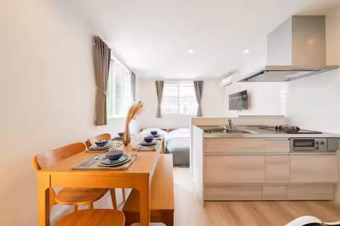 Basic Apartment, City View | In-room dining