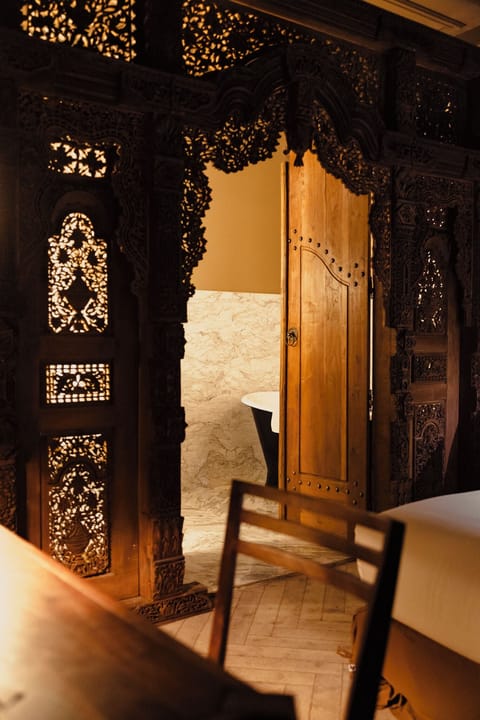 Room, 1 Queen Bed, Non Smoking, Pets Allowed (Temple de Shiva) | Bathroom | Bathrobes, slippers