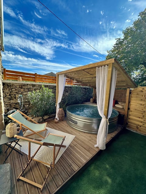 Outdoor spa tub