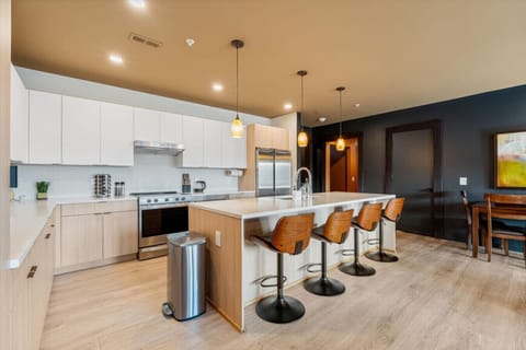 Fully equipped kitchen with a large island – perfect for entertaining or casual meals