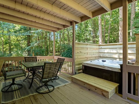 Perfect Space To Enjoy Hot Summer Days!  Newly Updated With Additional Barstools, Propane Grill, & Party Lights!