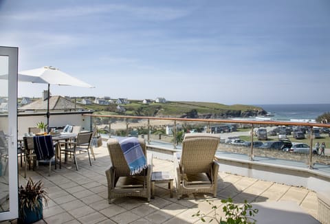 Tamarisk, Treyarnon Bay: The generously sized terrace is undoubtedly the heart of the home