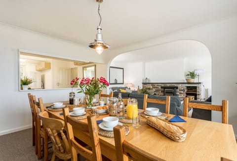 Boskenna, Boscastle: Enjoy shared meals and cherished moments in this open-plan dining space, designed for family and friends.