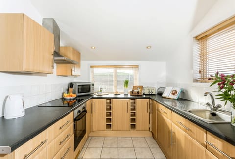 Bay View, Port Isaac: A spacious, well-equipped kitchen perfect for cooking family favourites.