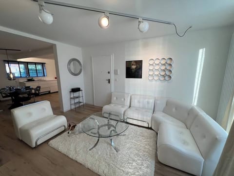 3b7e9701-f013-4e9c-a1af-8735326cd32b