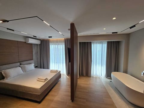 Superior Suite | Laptop workspace, free WiFi